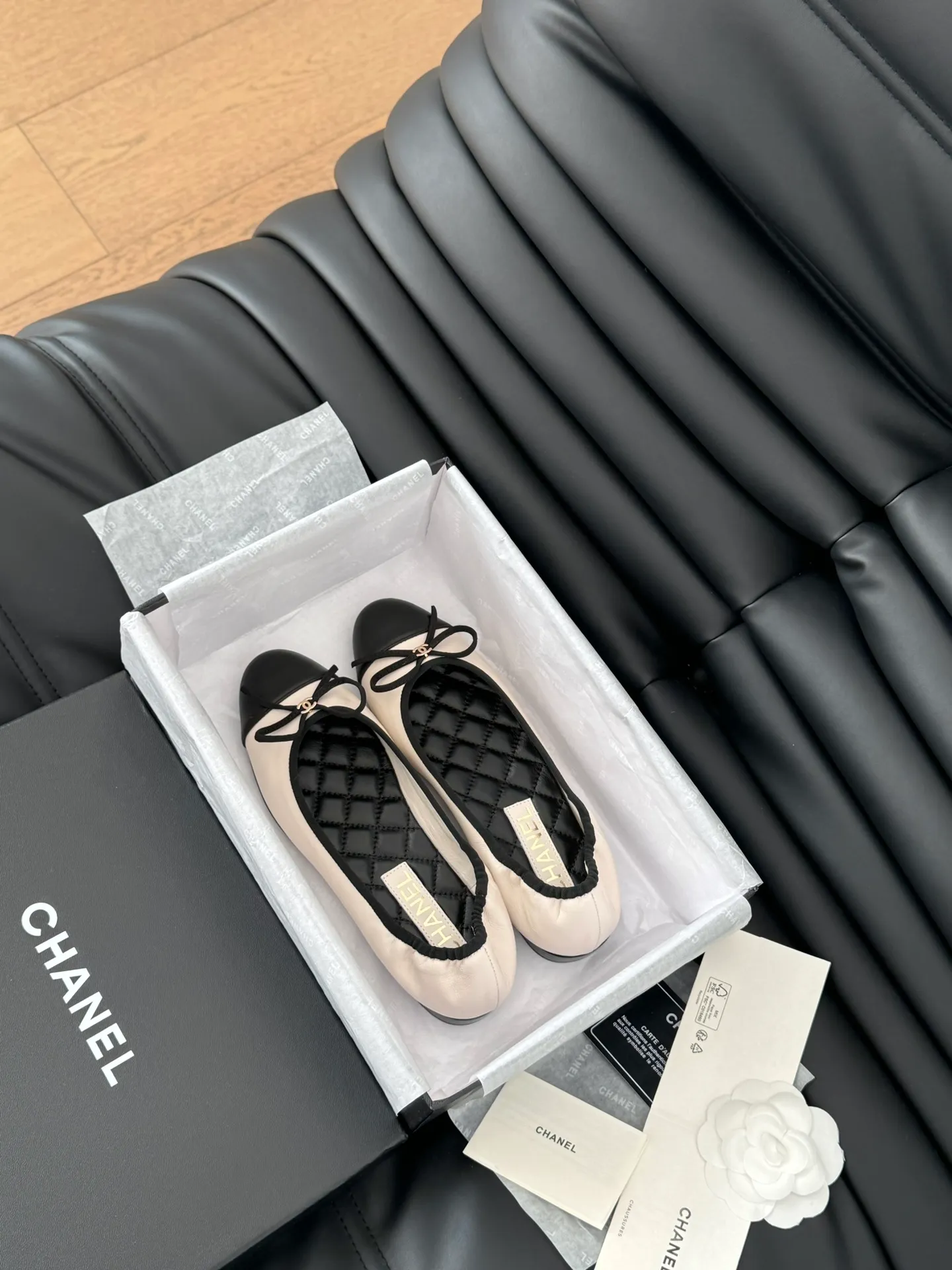 👟👟Ex-factory price 520👟👟 Chanel Xiaoxiang 25C new bow shoe series, original 1:1 replica, a classic among classics. It is perfect whether paired with trousers or skirts. The small round toe design is very good at modifying the foot shape. A must-have for little fairies! The upper is made of imported lambskin, the lining is made of top-grade mixed sheepskin, and the outsole is imported Italian cowhide. Size: 35-39 (40/41/42/43 customized)